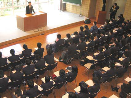 ホールで話を聞く学生