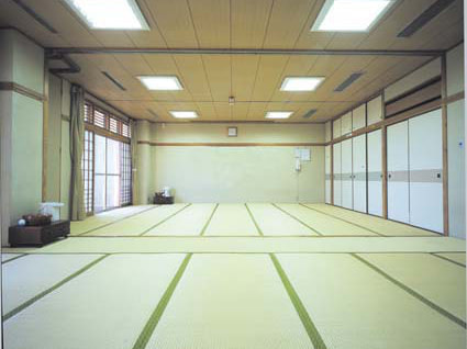 中仕切りの壁をはずした60畳の大広間